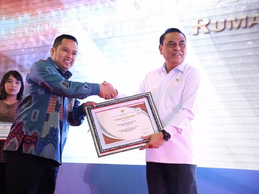 RSUD Kota Tangerang Raih Penghargaan Kategori Pelayanan Publik RSUD Kota Tangerang Raih Penghargaan Kategori Pelayanan Publik