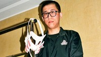 Topeng tersebut adalah karya seniman asal China, Zhijun Wang. (Foto: Instagram @zhijunwang)