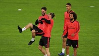 Suasana latihan Real Madrid terlihat cair dan santai saat masih terbuka bagi wartawan. Gareth Bale dan Isco bersenda gurau di sesi latihan. (REUTERS/Tony Gentile)