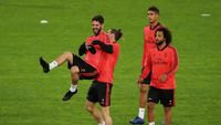 Senyum Pemain Real Madrid di Kandang Serigala