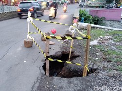 Tolong, Ada Lubang Menganga di Jalanan Kota Malang Ini!