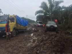 Jadi Bubur, Ini Penampakan Jalan di Banyuasin Sumsel Usai Hujan