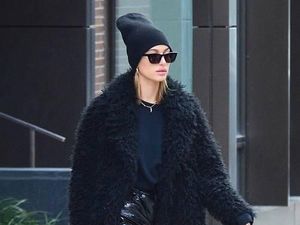 Seperti Hailey Baldwin, Celana Hitam Ini Bisa Bikin Gaya Kamu Mencuri Atensi