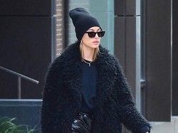 Seperti Hailey Baldwin, Celana Hitam Ini Bisa Bikin Gaya Kamu Mencuri Atensi