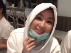 Ini Dia Sosok Perempuan yang Dampingi Roger Danuarta di Pemakaman