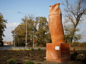 Niat Hati Bikin Patung Burung Hantu, Jadinya Malah Mirip Penis Niat Hati Bikin Patung Burung Hantu, Jadinya Malah Mirip Penis