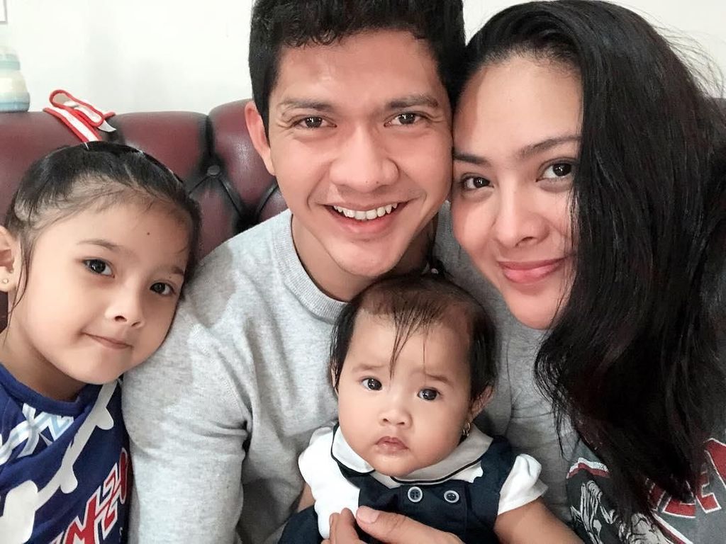 Peluk Rindu Anak Iko Uwais Setelah 4 Bulan Tak Bertemu Sang Ayah Peluk Rindu Anak Iko Uwais Setelah 4 Bulan Tak Bertemu Sang Ayah
