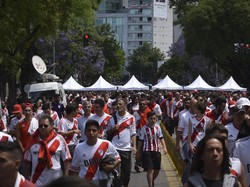 Jangan Ditiru! Suporter River Plate Selundupkan Flare di Perut Anak-anak