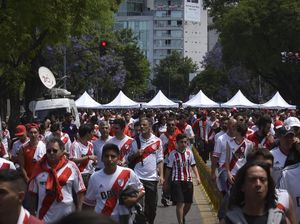 Jangan Ditiru! Suporter River Plate Selundupkan Flare di Perut Anak-anak Jangan Ditiru! Suporter River Plate Selundupkan Flare di Perut Anak-anak