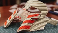 Adidas meluncurkan topeng Paulo Dybala untuk peluncuran sepatu Copa 19. (Foto: Instagram @zhijunwang)