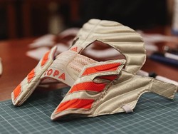 Adidas meluncurkan topeng Paulo Dybala untuk peluncuran sepatu Copa 19. (Foto: Instagram @zhijunwang)