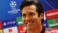 Senyum lebar Santiago Solari saat menghadapi wartawan di sesi konferensi pers. Solari dinilai dalam tekanan setelah menelan kekalahan pertamanya akhir pekan kemarin. (REUTERS/Tony Gentile)