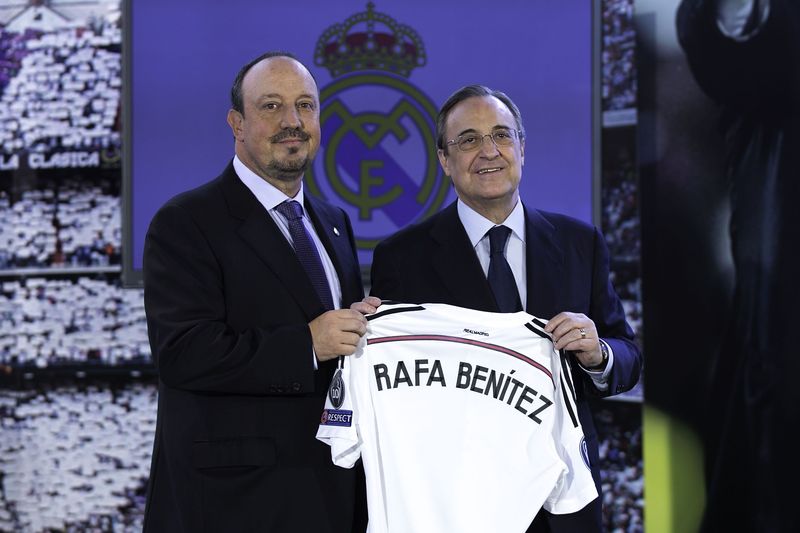 MADRID, SPAIN - JUNE 03:  New Real Madrid head coach Rafael Benitez (L) poses for a picture with president Florentino Perez  (R) during his presentation at Santiago Bernabeu stadium on June 3, 2015 in Madrid, Spain.  (Photo by Gonzalo Arroyo Moreno/Getty Images)