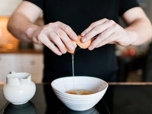 Ini 4 Cara Memecahkan Telur yang Praktis dan Efisien
