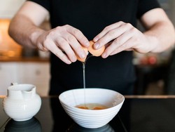 Ini 4 Cara Memecahkan Telur yang Praktis dan Efisien