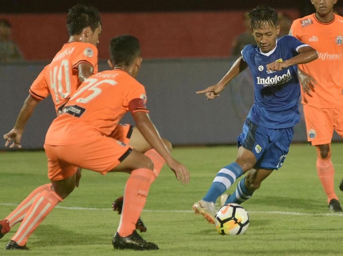 Pesepak bola Persib Bandung U-19 Beckham Putra Nugraha (kanan) berebut bola dengan pesepak bola Persija Jakarta U-19 Hamra Hehanusa (kiri) dan Adhe Owen (tengah) saat pertandingan Final Liga 1 U-19 di Stadion Kapten I Wayan Dipta, Gianyar, Bali, Senin (26/11/2018). ANTARA FOTO/Fikri Yusuf/ama.