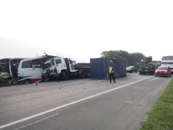 Tabrakan Bus-Truk-Mobil di Tol Tangerang, 9 Orang Terluka