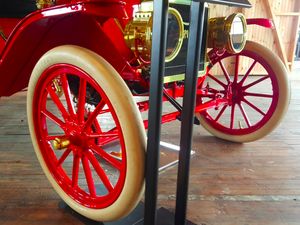 Ternyata Pernah Ada Mobil yang Pakai Ban Warna Putih