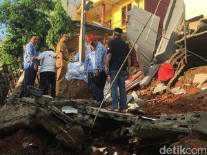 Anies Perintahkan Lurah Periksa Rumah di Kalisari yang Tak Punya IMB Anies Perintahkan Lurah Periksa Rumah di Kalisari yang Tak Punya IMB