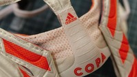 Topeng ini dibuat dengan menghancurkan beberapa pasang sepatu Copa 19. (Foto: Instagram @zhijunwang)