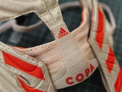 Topeng ini dibuat dengan menghancurkan beberapa pasang sepatu Copa 19. (Foto: Instagram @zhijunwang)
