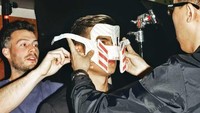 Zhijun Wang mencocokan langsung topeng buatannya ke wajah Dybala. (Foto: soccerbible)