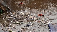 Sampah Penuhi Pintu Air Manggarai