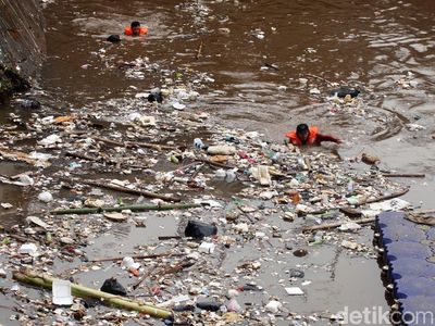 Sampah Penuhi Pintu Air Manggarai