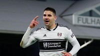 Pahlawan kemenangan Fulham, Aleksandar Mitrovic, bikin dua gol saat mengalahkan Leicester City dengan skor 3-2. (Andrew Couldridge/Reuters)
