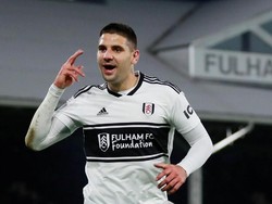 Pahlawan kemenangan Fulham, Aleksandar Mitrovic, bikin dua gol saat mengalahkan Leicester City dengan skor 3-2. (Andrew Couldridge/Reuters)