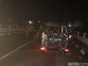 Kereta Lodaya Tabrak Minibus di Garut, 3 Orang Luka Kereta Lodaya Tabrak Minibus di Garut, 3 Orang Luka