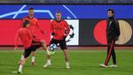 Senyum Pemain Real Madrid di Kandang Serigala