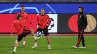 Santiago Solari mengamati dari dekat latihan yang dilakukan Gareth Bale dan Luka Modric. (REUTERS/Tony Gentile)