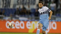 Milan Badelj main oke saat Lazio mengimbangi AC Milan 1-1. Ada lima tekel sukses dan dua umpan kunci yang dia catatkan. (Foto: Marco Rosi/Getty Images)
