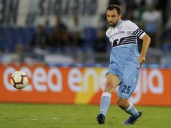 Milan Badelj main oke saat Lazio mengimbangi AC Milan 1-1. Ada lima tekel sukses dan dua umpan kunci yang dia catatkan. (Foto: Marco Rosi/Getty Images)