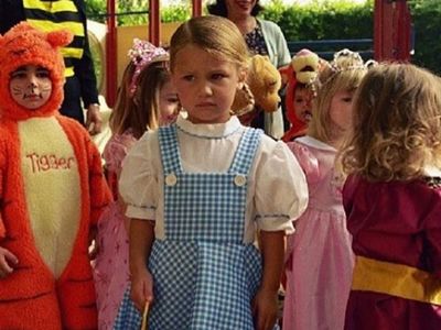 6 Foto Masa Kecil Bella Hadid yang Cantik dan Imut