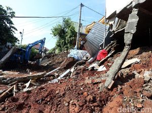 Pak Anies, Rumah Longsor di Kalisari Punya IMB