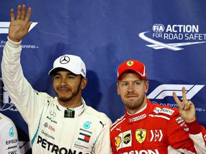 Hamilton dan Vettel Bertukar Helm Usai GP Abu Dhabi Hamilton dan Vettel Bertukar Helm Usai GP Abu Dhabi