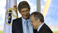 Era kedua Perez dimulai saat mengeluarkan Manuel Pellegrini dari Villarreal usai ditebus sebesar 4 juta euro. Pada prosesnya Madrid meraih 96 poin, tertinggi dalam satu musim La Liga namun mesti puas sebagai runner-up di belakang Barcelona. Pellegrini didepak di 2010, setahun sebelum kontraknya berakhir. Foto: Pierre-Philippe Marcou/ AFP Photo