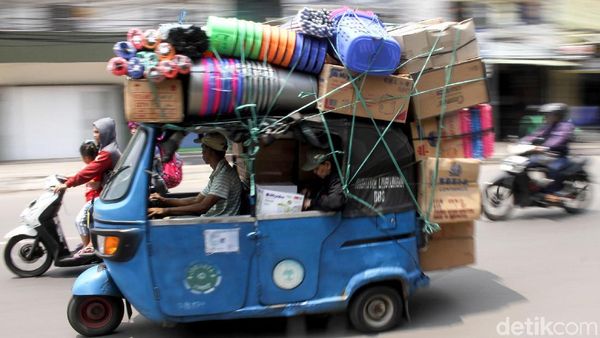 Aksi Berbahaya Bajaj Obesitas Meluncur di Jalanan Jakarta