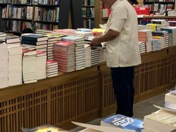 Usai Bertemu PM Lee, Prabowo Mampir ke Toko Buku di Singapura
