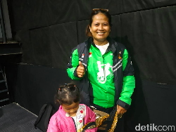 Jadi Tulang Punggung, Driver Ojol Wanita Ini Pernah Narik Bawa Anaknya