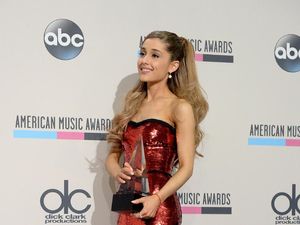 Konser Pernah Diserang Bom, Ariana Grande Minta Penonton Pakai Tas Transparan Konser Pernah Diserang Bom, Ariana Grande Minta Penonton Pakai Tas Transparan