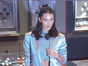 Gaya Seksi Bella Hadid Pakai Baju Terbalik Saat datang ke Malaysia Gaya Seksi Bella Hadid Pakai Baju Terbalik Saat datang ke Malaysia