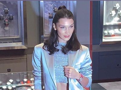 Gaya Seksi Bella Hadid Pakai Baju Terbalik Saat datang ke Malaysia