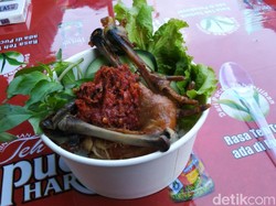 Huaah! Sedapnya Ayam Kalasan Dicocol Sambal Ganja