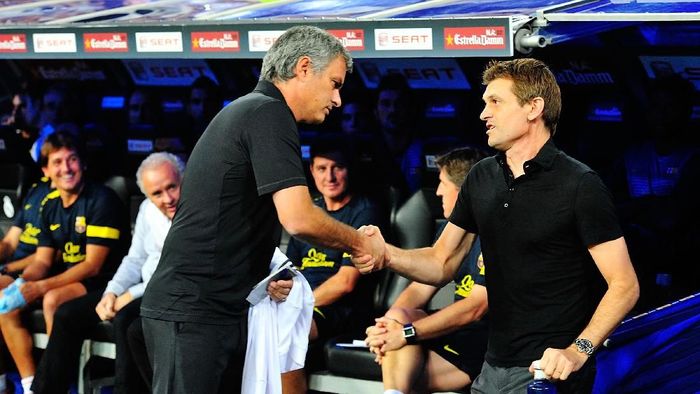 Jose Mourinho, saat menjadi pelatih Real Madrid, berjabat tangan dengan pelatih Barcelona Tito Vilanova (Gonzalo Arroyo Moreno/Getty Images) Jose Mourinho, saat menjadi pelatih Real Madrid, berjabat tangan dengan pelatih Barcelona Tito Vilanova (Gonzalo Arroyo Moreno/Getty Images)