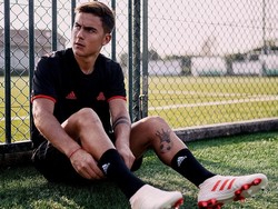 Paulo Dybala dalam sesi foto dengan sepatu Copa 19. (Foto: Instagram @adidasfootball)