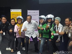 Menhub Beri Tips Aman ke Ibu-ibu Ojol: Jangan Sein Kiri, Belok Kanan