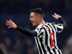 Ciaran Clark membuat satu gol saat Newcastle United menang 2-1 di kandang Burnley yang jadi kemenangan kedua timnya musim ini. (Jason Cairnduff/Reuters)